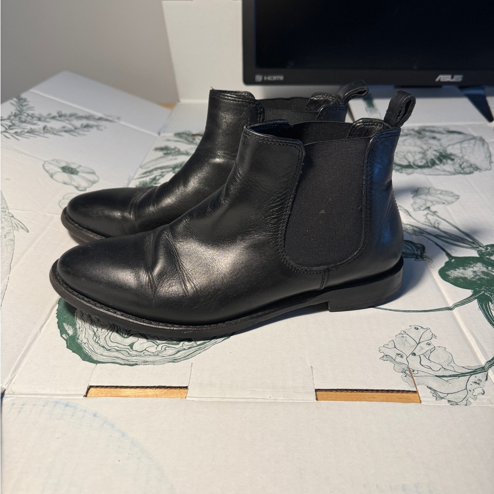 Black leather Chelsea boots 8.5 euc
